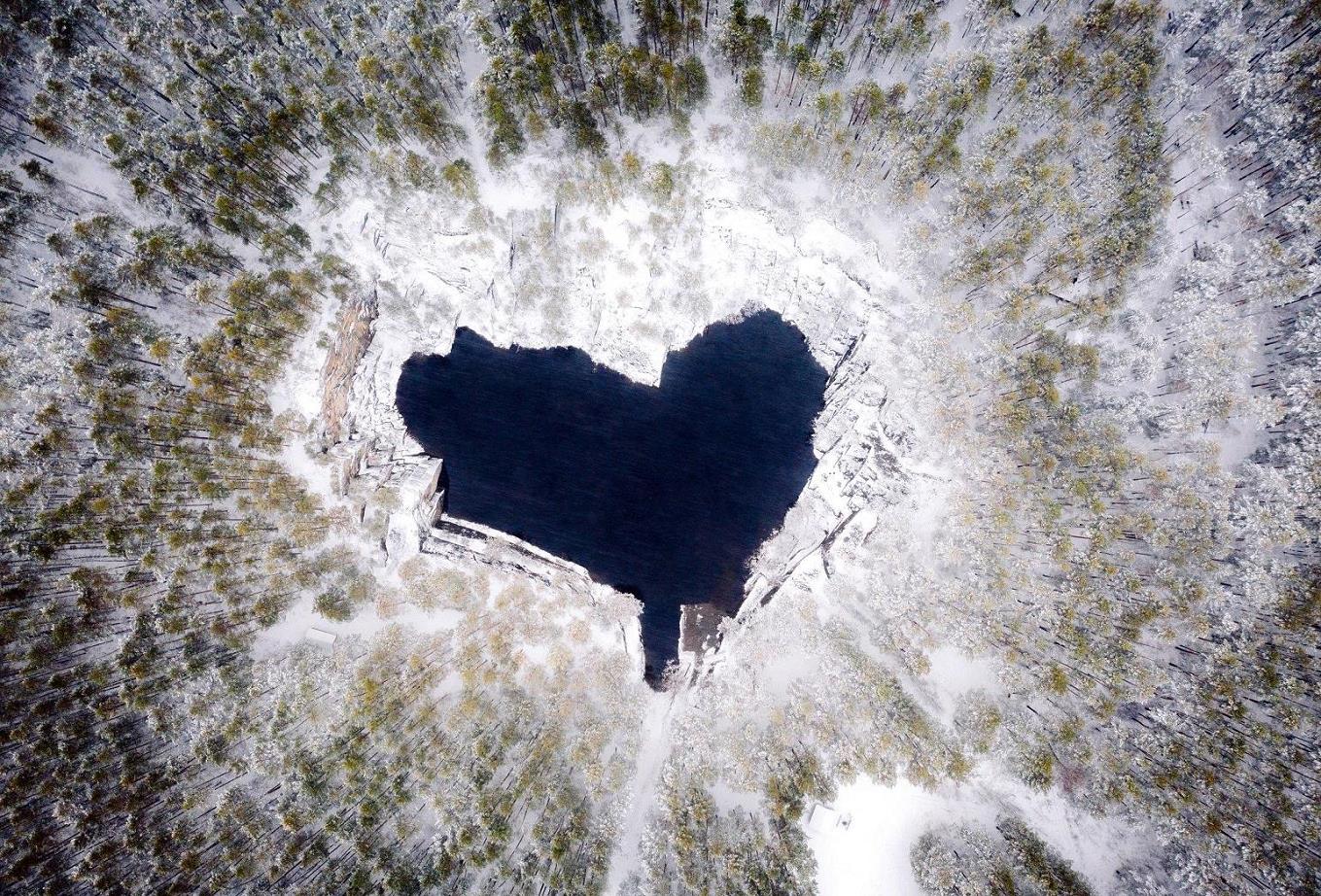 Озеро в виде сердца крым